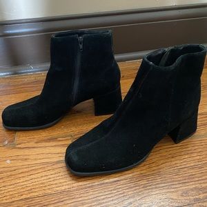 Size 7.5 women suede and leather BAKERS Brazilian ankle boot with heel